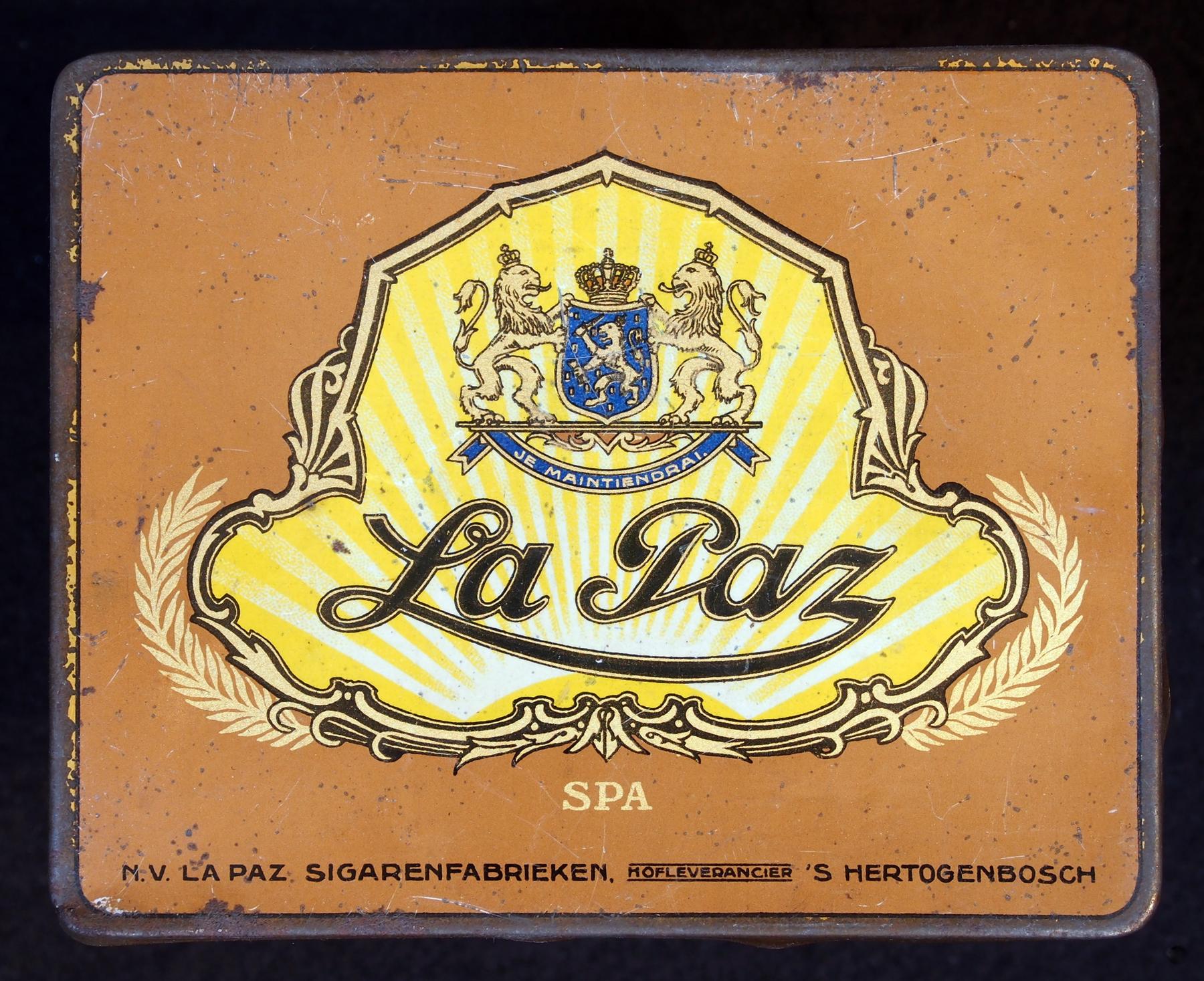 a small metal sign with a picture of a man in a yellow and black background - File:La Paz, Spa sigar